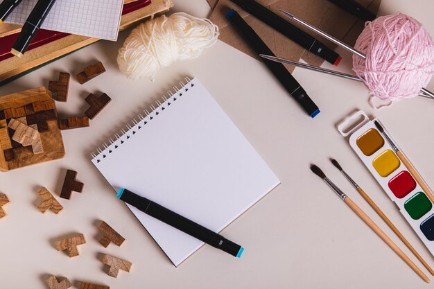 Biurko z materiałami do haftu